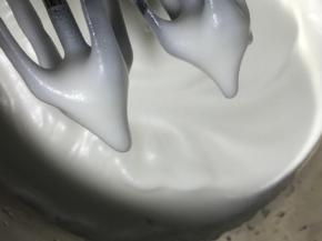 糖水全部倒入蛋白后，继续持续以中高速搅打蛋白，直到盆内温度降至25度左右，手摸上去温温的，提起打蛋头上的蛋白霜拉起呈软尖峰状。我这个是打的有点小硬的。
