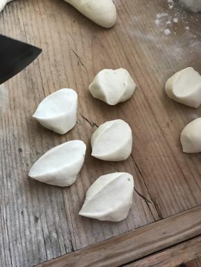 然后切成均匀的小剂子