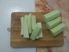 茄子洗净去皮，先切成段，再切成长条。