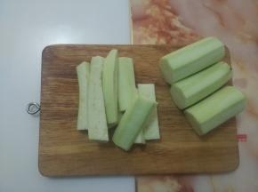 茄子洗净去皮，先切成段，再切成长条。
