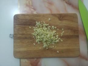 蒜去皮洗净后切成末。