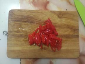 泡椒切碎。