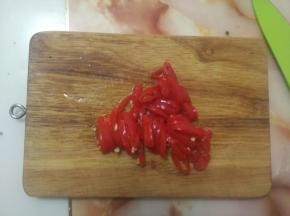 泡椒切碎。