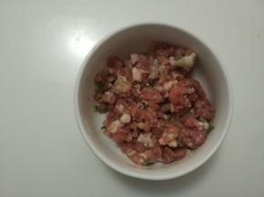 肉末加入适量料酒拌匀备用。