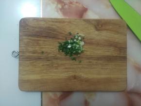 小葱清净后切成末。