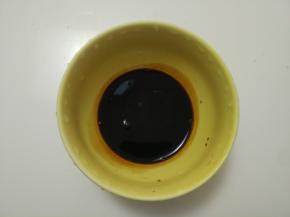 碗里加入老抽2茶匙、醋4茶匙、生抽2茶匙、白糖3茶匙，拌匀调成鱼香汁备用。