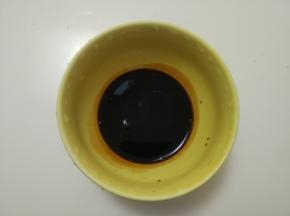 碗里加入老抽2茶匙、醋4茶匙、生抽2茶匙、白糖3茶匙，拌匀调成鱼香汁备用。