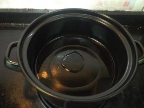 砂锅置于火上，加入适量植物油烧热。