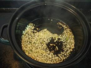 下入蒜末爆香。