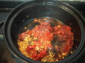 加入泡椒、郫县豆瓣酱，翻炒至油色红亮。