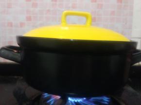 盖上锅盖，大火烧开后转小火煲10分钟左右，至茄子完全熟软。中途翻拌一下，让其充分入味。