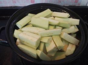 放入切好的茄子。