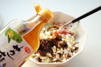 再加入一点仲景的芝麻油，这个芝麻油特别香，几滴即可。