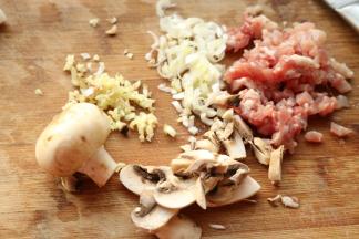 蘑菇切末，肉切末，葱姜切末