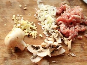 蘑菇切末，肉切末，葱姜切末