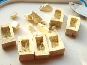 豆腐切四方块，中间挖空变成盒子。
