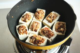 平底锅加有，放入豆腐盒子煎到表面金黄。