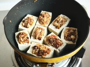 平底锅加有，放入豆腐盒子煎到表面金黄。