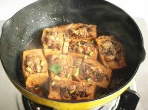 最后大火收汁，撒少量香菜末装饰。