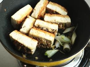 翻过来煎一下，侧面也煎一下。