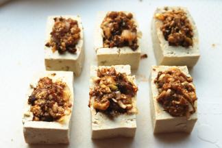 把肉馅填满到刚才的豆腐盒子里。