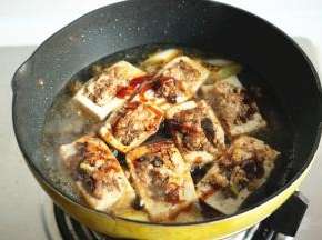 加入适量水，刚刚没过豆腐的样子，再加入蚝油。盖上盖子炖20分钟。