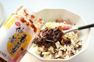 肉末等加上刚才挖出的碎豆腐，混合在一起，加入香菇酱。