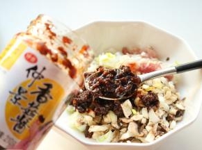 肉末等加上刚才挖出的碎豆腐，混合在一起，加入香菇酱。