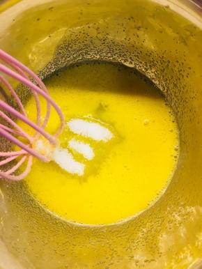 常温鸡蛋打散，加入糖，海盐搅拌至粘稠。但不需要打发。