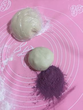 把大面团用保鲜膜盖住，小面团加适量紫薯粉揉一揉！（紫薯粉的量根据自己的喜好适量添加，喜欢颜色深一些的就多放一点儿紫薯粉，喜欢颜色浅一点的，就少放一点儿！）