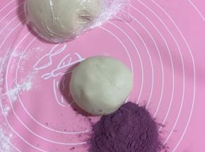 把大面团用保鲜膜盖住，小面团加适量紫薯粉揉一揉！（紫薯粉的量根据自己的喜好适量添加，喜欢颜色深一些的就多放一点儿紫薯粉，喜欢颜色浅一点的，就少放一点儿！）
