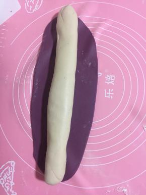 将紫薯面团擀成长方形薄片，将白面团搓成等长的面条放在紫薯面片上；
