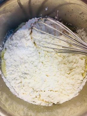 将混合好泡打粉的低粉筛入鸡蛋液中