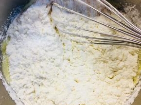 将混合好泡打粉的低粉筛入鸡蛋液中