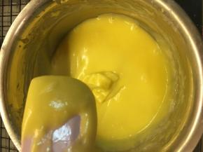 搅拌至没有颗粒后，加入蜂蜜。不要过度搅拌，以免起筋。