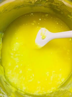 加入融化的黄油，搅拌均匀