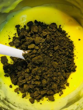 将奥利奥随加入面糊中。简单搅拌。静置10分钟