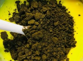 将奥利奥随加入面糊中。简单搅拌。静置10分钟