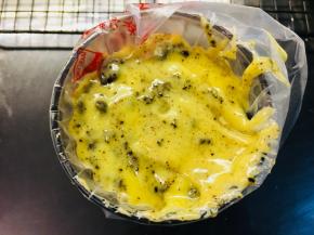 将静置好的面糊装入裱花袋中。