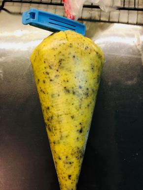 将裱花袋用夹子夹上，放入冰箱冷藏过夜。着急的话至少也要冷藏2个小时后才可以使用。