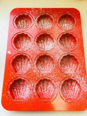 筛上少许低粉，薄薄一层即可，如果多了轻拍模具底部拍掉。