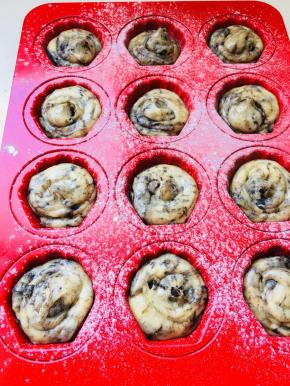 将面糊挤入模具中，轻摔模具震一下。