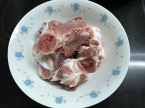 把买回来的筒骨洗净。