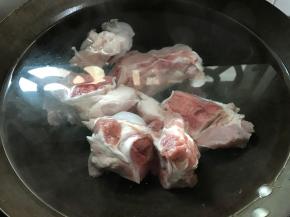 放锅中焯下水。