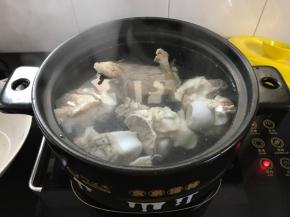 把焯过水的骨头放入砂锅，加入没过骨头的水。