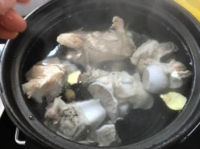 放入姜片。