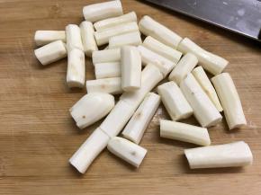 去皮后的山药同样切小段。