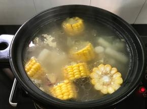把玉米和山药放入砂锅中和骨头一起煲。