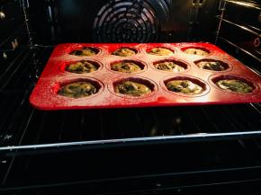 烤箱预热后，上火170，下火180，烤10到15分钟，具体温度根据自己烤箱调节。观察边缘和小肚子上色即可。