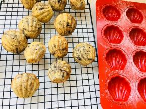 出炉立即脱模，摊凉后密封保存。